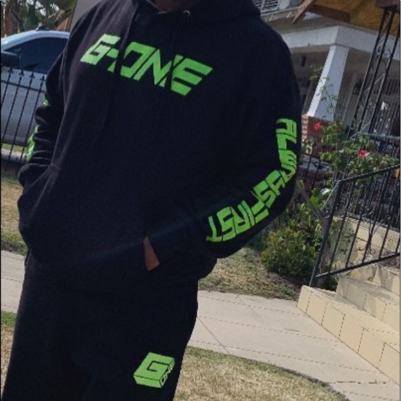 Red with white g-one logo Very comfortable and very warm joggers and hoodie - Picture 5 of 6